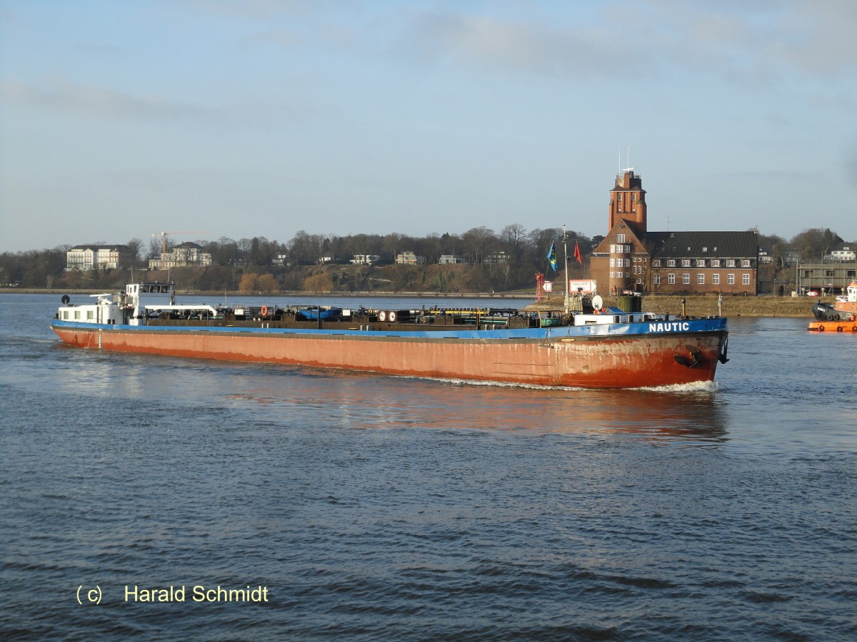 NAUTIC (ENI 053001609 am 1.3.2013, Hamburg, Elbe, vor Finkenwerder bei der Einfahrt in das Köhlfleet / 
ex HAVEL, HANSA 25, ESSO LÜBECK / 
GMS / Tonnage: 1230 t /  Lüa 79,87 m, B 8,25 m, Tg 2,72 m / 1 DKHD-Diesel, 749 PS / gebaut 1959 bei Lanke in Berlin /
