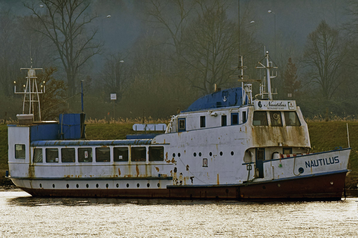 NAUTILUS am 07.03.2020 in Lübeck unweit des ehemaligen Herrentunnels. Im Dezember 2018 wurde das frühere Restaurantschiff vom Fischereihafen Travemünde hierher verbracht und  rottet  vor sich hin. Im Hafen von Travemünde lief es zweimal wegen Wassereinbruch auf Grund und wurde gehoben. Länge: 32,88 m, Breite: 5,30 m, Tiefgang: 1,97 m, Maschinenleistung: 224 PS, Maschine: SKL 6 NVD 36.1 U, Baujahr: 1935, Bauwerft: Neptunwerft Rostock, Bau-Nr. 457 