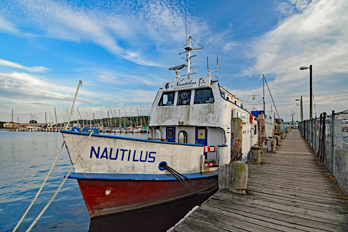 NAUTILUS am 16.9.2018 im Hafen von Lübeck-Travemünde. Möglicherweise steht das  Ende  dieses Schiffes bevor; das  Abwracken  droht. Schade wäre es um die NAUTILUS, die ein Stück  Zeitgeschichte  ist und ein beliebtes Restaurant-Schiff war. Im Hafen lief es zweimal wegen Wassereinbruch auf Grund und wurde gehoben. Länge: 32,88 m, Breite: 5,30 m, Tiefgang: 1,97 m, Maschinenleistung: 224 PS, Maschine: SKL 6 NVD 36.1 U, Baujahr: 1935, Bauwerft: Neptunwerft Rostock, Bau-Nr. 457