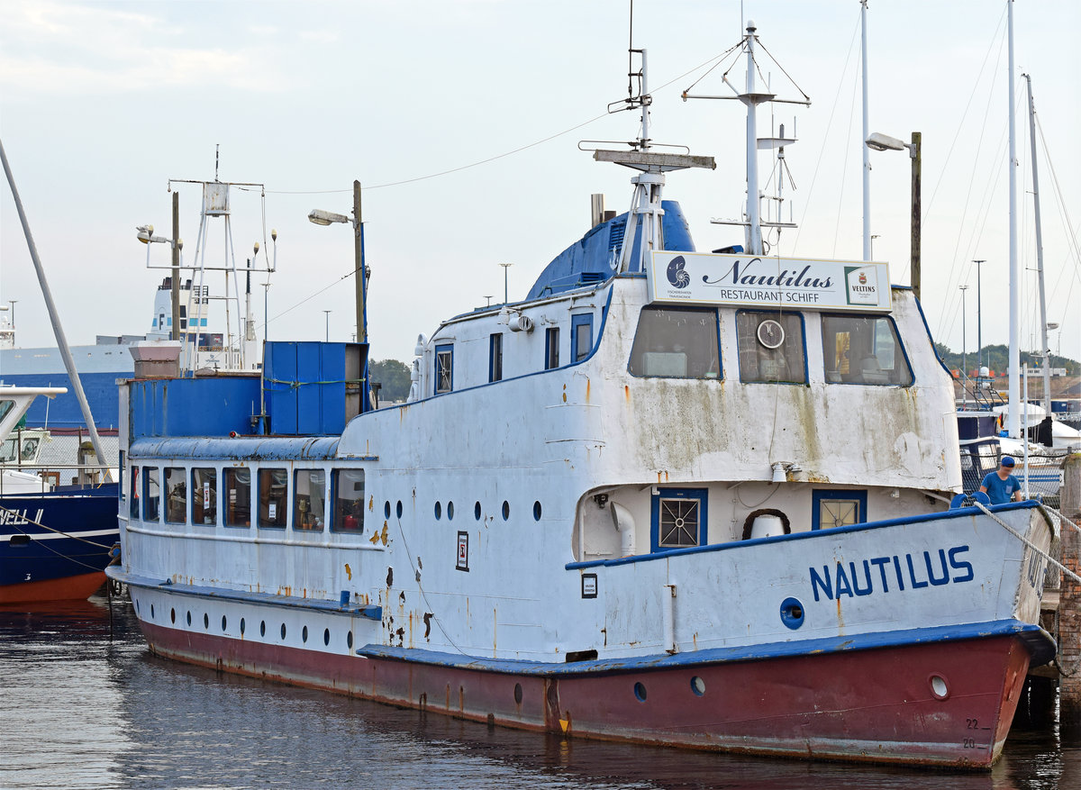 NAUTILUS am 16.9.2018 im Hafen von Lübeck-Travemünde. Möglicherweise steht das  Ende  dieses Schiffes bevor; das  Abwracken  droht. Schade wäre es um die NAUTILUS, die ein Stück  Zeitgeschichte  ist und ein beliebtes Restaurant-Schiff war. Im Hafen lief es zweimal wegen Wassereinbruch auf Grund und wurde gehoben. Länge: 32,88 m, Breite: 5,30 m, Tiefgang: 1,97 m, Maschinenleistung: 224 PS, Maschine: SKL 6 NVD 36.1 U, Baujahr: 1935, Bauwerft: Neptunwerft Rostock, Bau-Nr. 457 