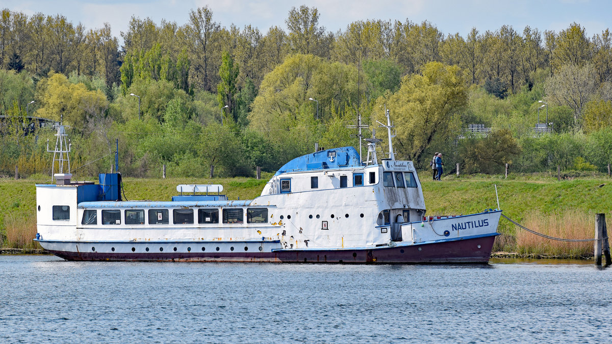 NAUTILUS am 5.5.2019 in Lübeck unweit des ehemaligen Herrentunnels. Im Dezember 2018 wurde das frühere Restaurantschiff vom Fischereihafen Travemünde hierher verbracht. Möglicherweise steht das  Ende  dieses Schiffes bevor; das  Abwracken  droht. Im Hafen von Travemünde lief es zweimal wegen Wassereinbruch auf Grund und wurde gehoben. Länge: 32,88 m, Breite: 5,30 m, Tiefgang: 1,97 m, Maschinenleistung: 224 PS, Maschine: SKL 6 NVD 36.1 U, Baujahr: 1935, Bauwerft: Neptunwerft Rostock, Bau-Nr. 457