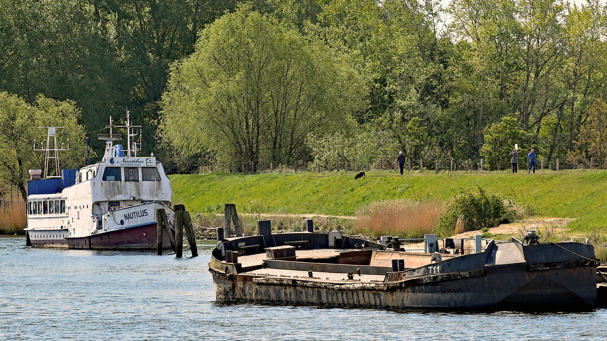 NAUTILUS (links im Bild) am 5.5.2019 in Lübeck unweit des ehemaligen Herrentunnels. Im Dezember 2018 wurde das frühere Restaurantschiff vom Fischereihafen Travemünde hierher verbracht. Möglicherweise steht das  Ende  dieses Schiffes bevor; das  Abwracken  droht. Im Hafen von Travemünde lief es zweimal wegen Wassereinbruch auf Grund und wurde gehoben. Länge: 32,88 m, Breite: 5,30 m, Tiefgang: 1,97 m, Maschinenleistung: 224 PS, Maschine: SKL 6 NVD 36.1 U, Baujahr: 1935, Bauwerft: Neptunwerft Rostock, Bau-Nr. 457