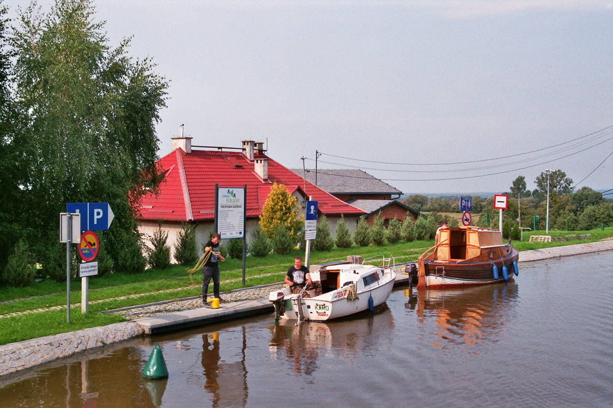 Neben den Ausflugsschiffen wird der Kanal auch von vielen  Freizeitkapitänen  genutzt. Zwei Motorboote warten auf ihre Talfahrt vor dem Rollberg Olesnica. Im Hintergrund ist das Maschinenhaus zu erkennen; 09.09.2017