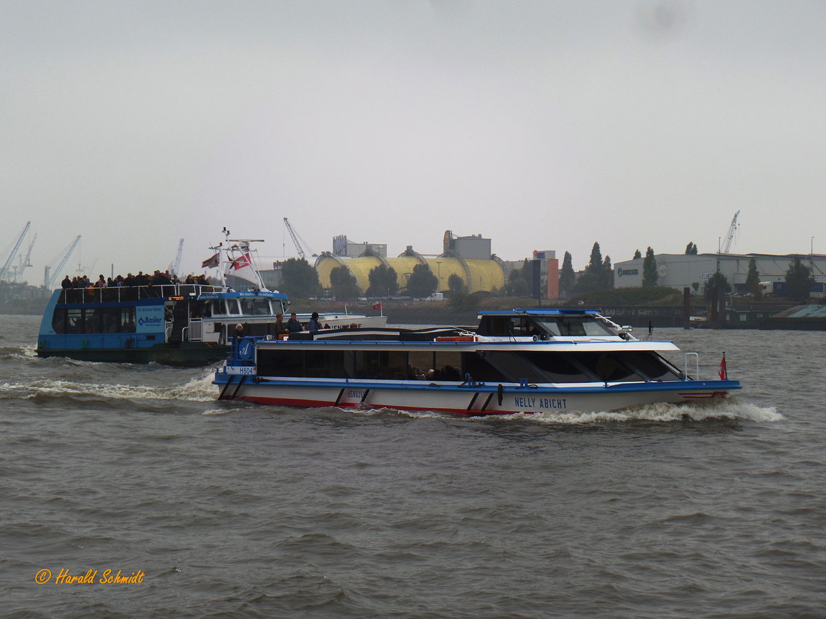 NELLY ABICHT (ENI 05802660) am 16..10.2016, Hamburg Elbe Höhe Landungsbrücken /

Ex-Name: IRENE ABICHT (bis 2010)/
Rundfahrtbarkasse / Lüa 19,99 m, B 6,49 m, Tg 1,3 m / 200 kW / 120 Pass. / 1993 bei Deutsche Binnenwerften GmbH, Tangermünde / 2010 NELLY ABICHT /
