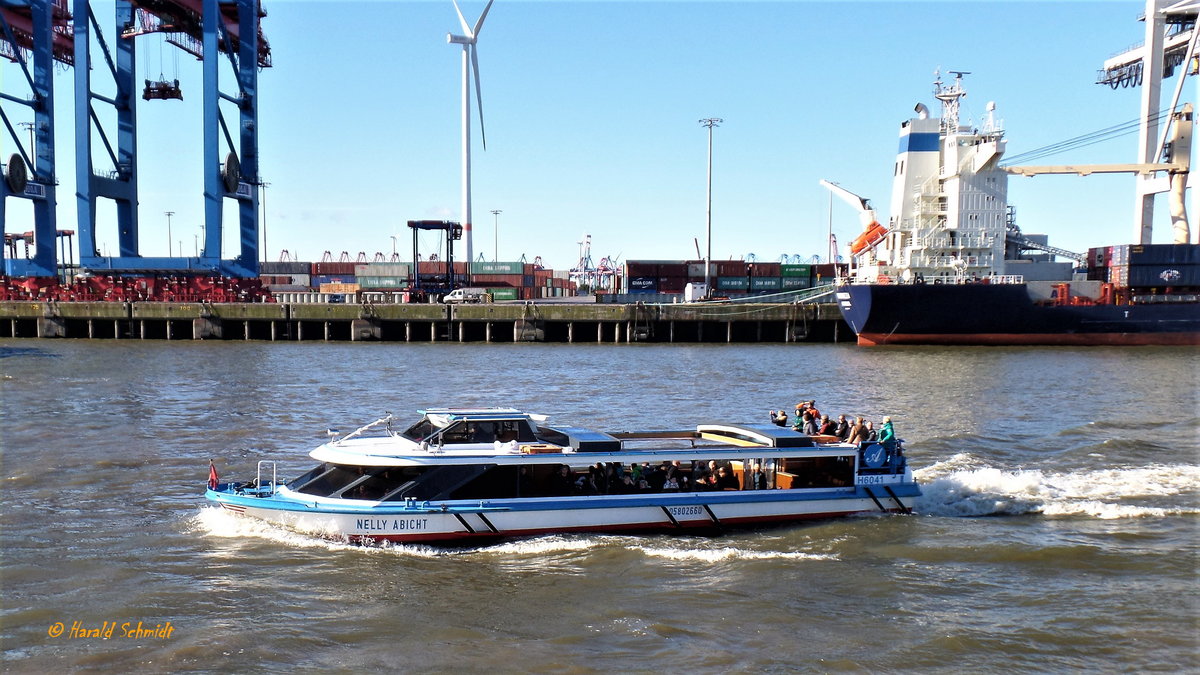 NELLY ABICHT (ENI 05802660) am 8.10.2017, Hamburg Elbe, Vorhafen vor dem Tollerort Container Terminal /

Ex-Name: IRENE ABICHT (bis 2010)
Rundfahrtbarkasse / Lüa 19,99 m, B 6,49 m, Tg 1,3 m / 200 kW / 120 Pass. / 1993 bei Deutsche Binnenwerften GmbH, Tangermünde / 2010 NELLY ABICHT /
