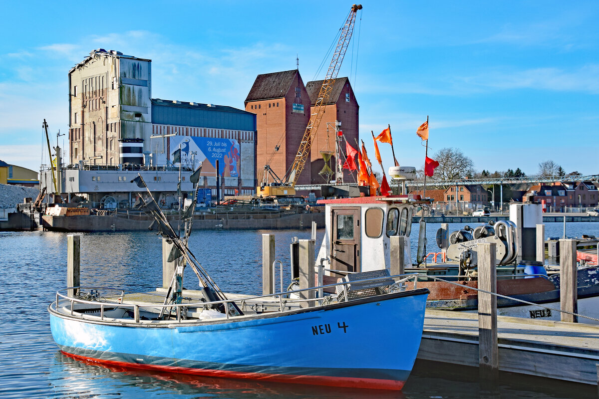 NEU 4 am 28.01.2022 im Hafen von Neustadt / Holstein