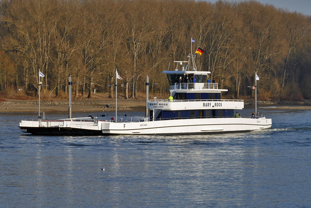 Neubau der Autofähre  Mary Roos  bei Testfahrten auf dem Rhein in Mondorf - 18.01.2017