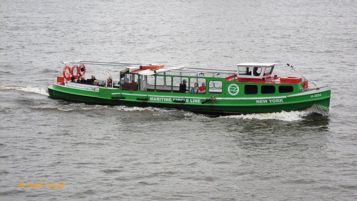 NEW YORK (H 3054) am 29.4.2012, Hamburg, Elbe Höhe Elbphilharmonie /
Rundfahrt-Barkasse / Lüa 16 m, B 3,2 m, Tg  m / max. 80 Fahrgäste / gebaut 1909 / 
