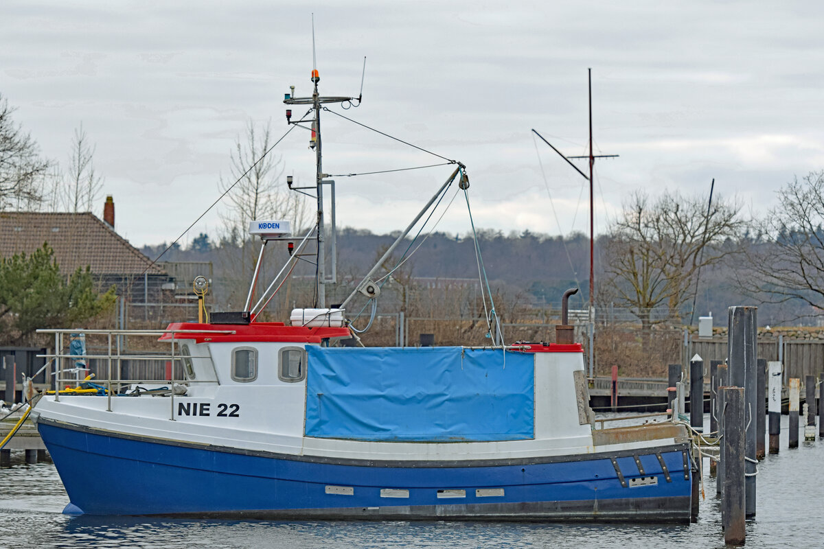 NIE 22 (MILAN II mit ehemaligem Heimathafen Strande) des Niendorfer Fischers Peter Dietze am 05.03.2022 im Hafen von Niendorf / Ostsee