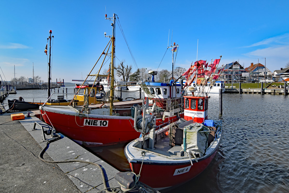 NIE 4 und NIE 10 am 30.3.2018 im Hafen von Niendorf / Ostsee