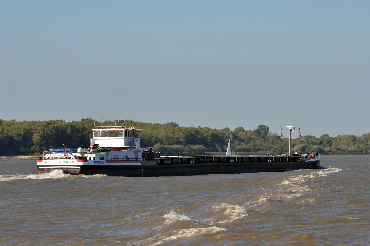 Niedersachsen 9 ein Binnenschiffer mit Heimat Hannover, IMO: 04002180