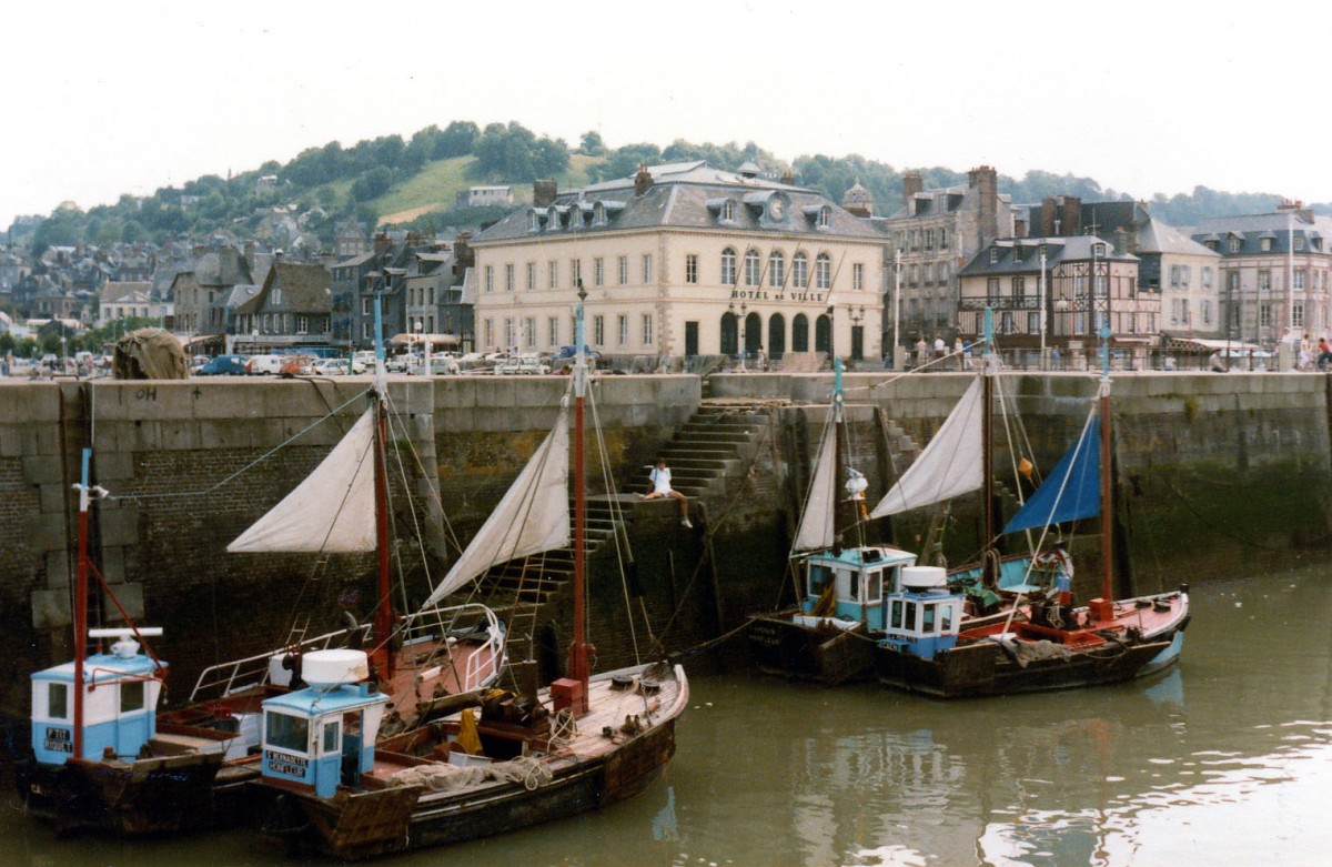 Niedrigwasser im Hafen von Honfleur (Quai Saint-Étienne). Aufnahme: Juni 1985 (digitalisiertes Negativfoto).