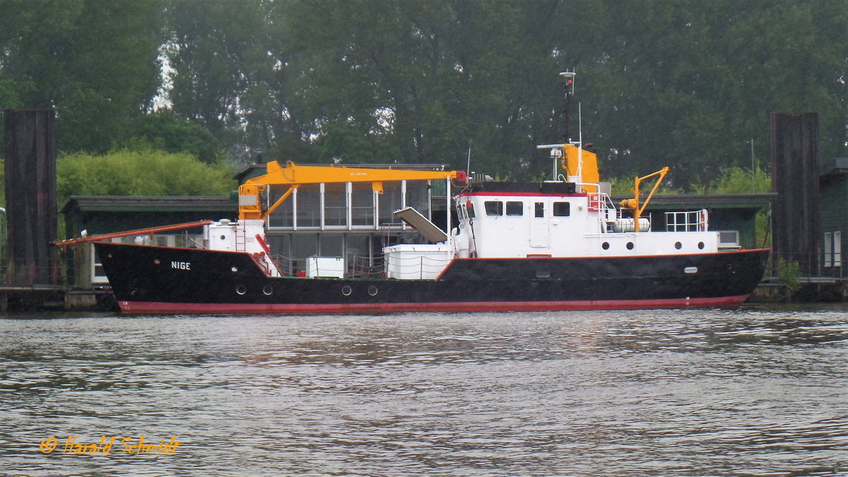 NIGE (IMO 1000006) AM 16.7.2017, Hamburg; Elbe, Entenwerder / 
Ex-Name: NIGE WARK /

Ehem. Versorger,Tonnenleger, Vermessungsschiff der HPA / GT 104 / Lüa 27,35 m, B 6,0 m, Tg 1,6 m (1,33 im Watt) / 2 Diesel, Cummins, , Typ 855-M, ges. 290 kW (394 PS), Bj. 1992, 2 Verstellpropeller, Ø 1,0 m, 9 kn / gebaut 1964 bei Garbers-Werft, Hamburg / Heimathafen: Cuxhaven / Außerdienststellung: Okt. 2016 / verkauft: 5.4.2017 an Privat /
