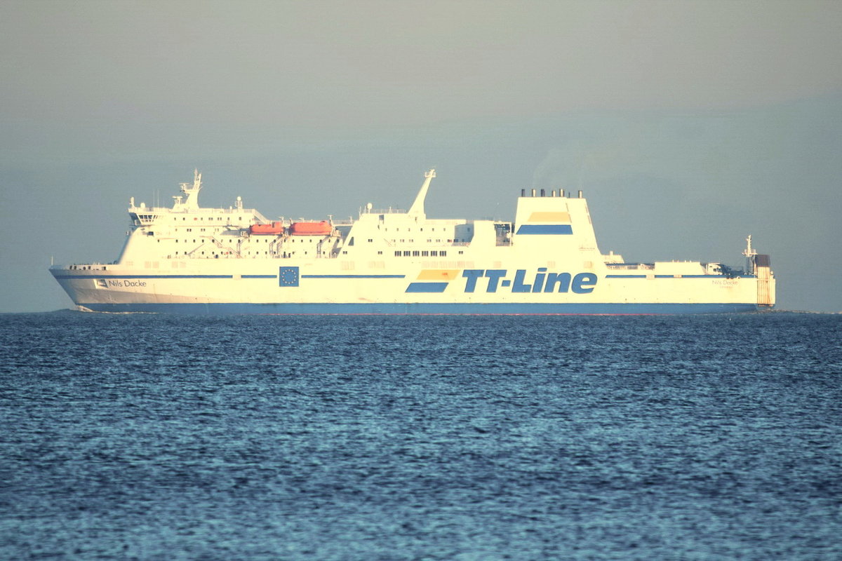 NILS DACKE , Ro-Ro/Passagierschiff , IMO 9087465 , Baujahr 1995 , 179.71 × 27.2m , 300 Personen und 155 Lkw , 05.12.2019 , Ostsee Höhe Ahlbeck 