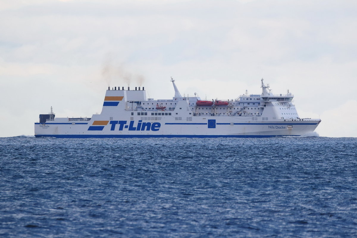 NILS DACKE , Ro-Ro/Passagierschiff , IMO 9087465 , Baujahr 1995 , 179.71 × 27.2m , 300 Personen und 155 Lkw , 26.02.2020 , Ostsee Höhe Ahlbeck 