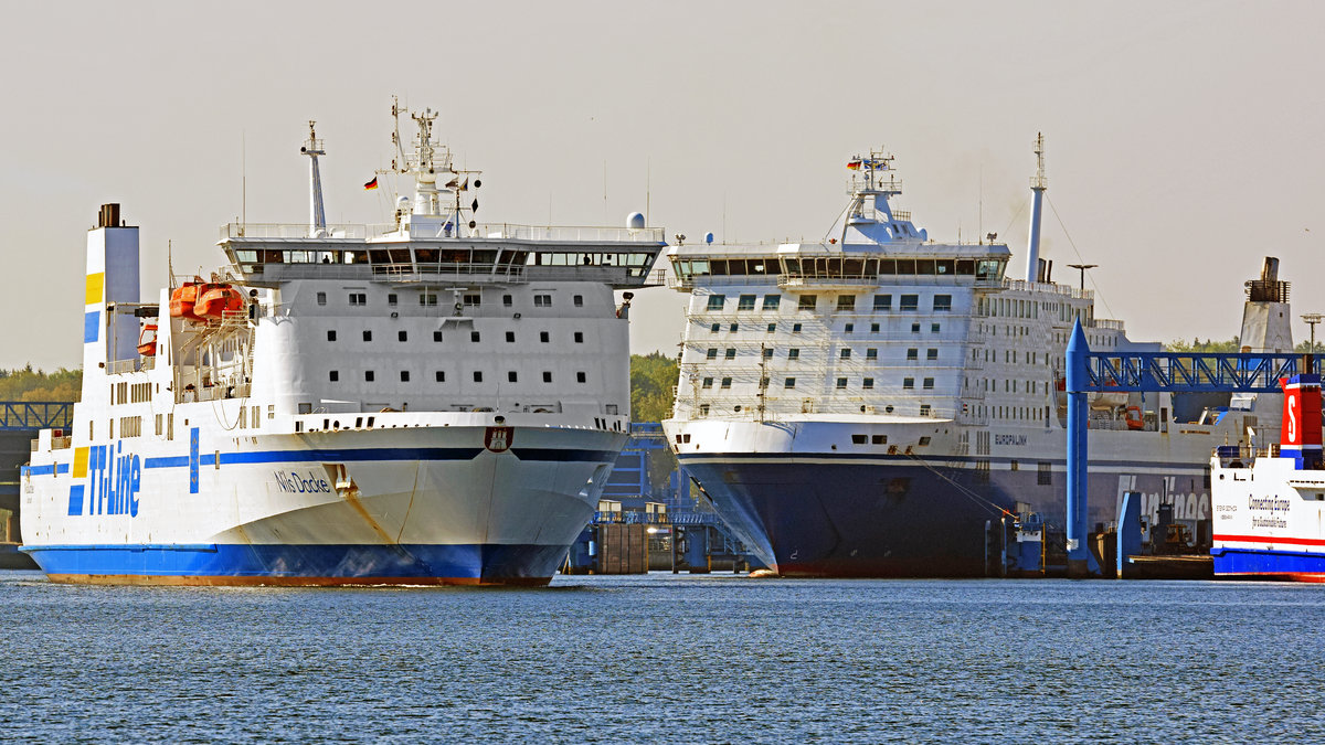 NILS DACKE (IMO 9087465) und EUROPALINK (IMO 9319454) am Skandinavienkai in Lübeck-Travemünde. Aufnahme vom 08.05.2020