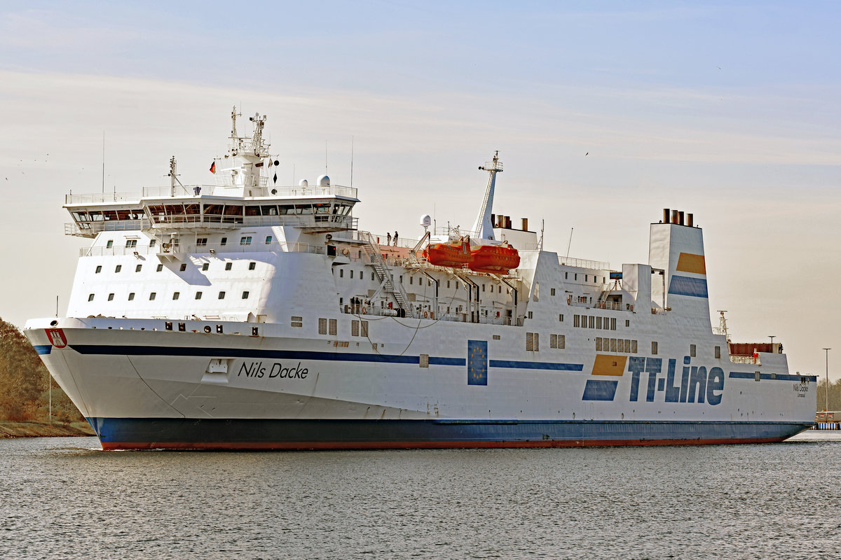 NILS DACKE (IMO 9087465) im Hafen von Lübeck-Travemünde. Aufnahme vom 08.05.2020