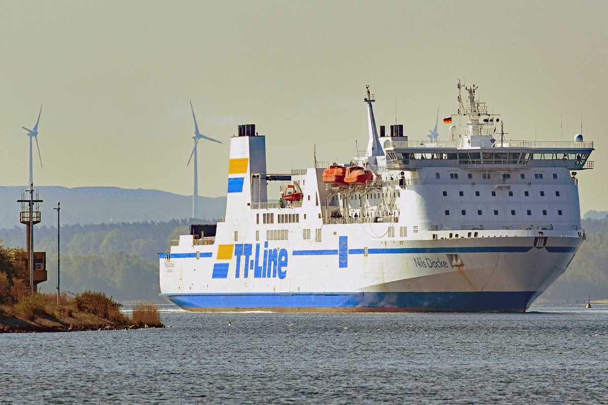 NILS DACKE (IMO 9087465) hat gerade seinen Anleger am Skandinavienkai in Lübeck-Travemünde verlassen und steuert in Richtung Ostsee. Aufnahme vom 08.05.2020