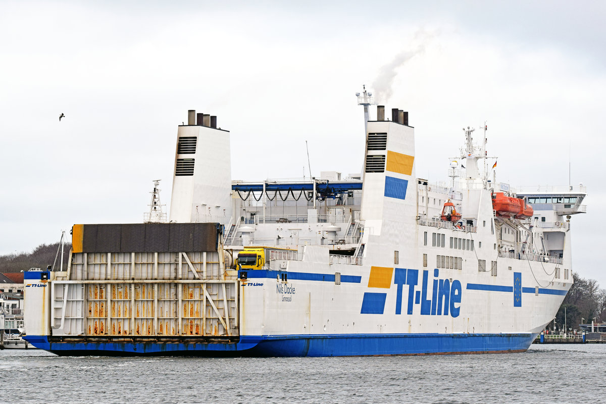 NILS DACKE (IMO 9087465, TT-Line) am 2.4.2021 Lübeck-Travemünde verlassend