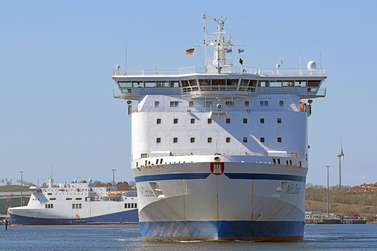 NILS DACKE (IMO 9087465, TT-Line) am 23.04.2021 Lübeck-Travemünde auslaufend