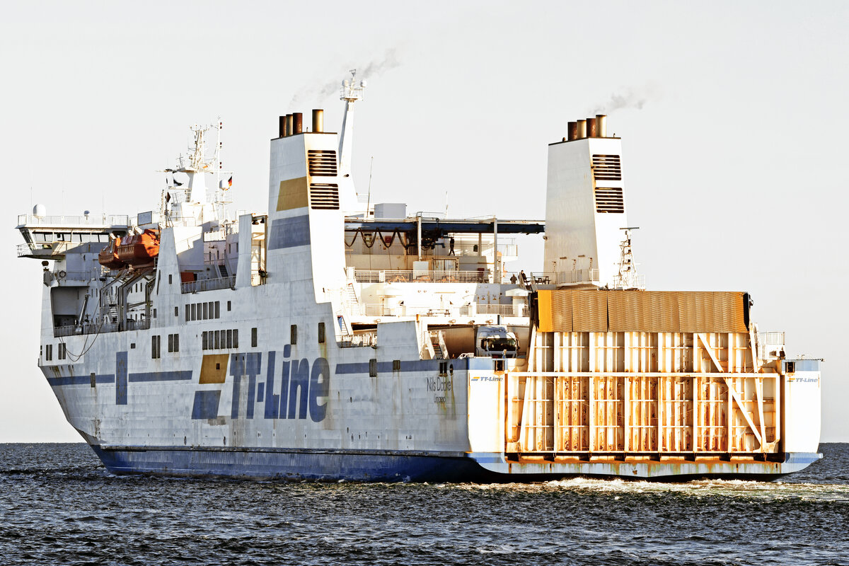 NILS DACKE (IMO 9087465, TT-Line) am 21.01.2022 in der Ostsee vor Lübeck-Travemünde