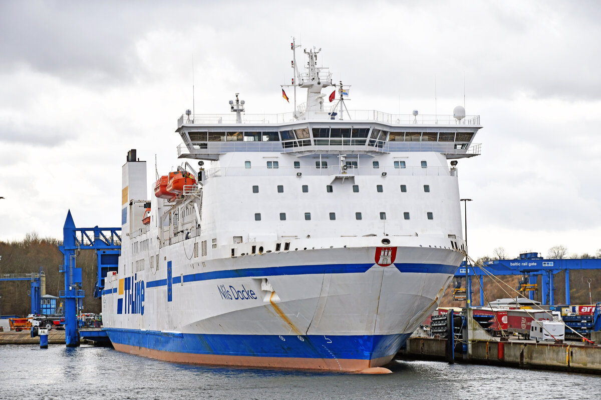 NILS DACKE (IMO 9087465, TT-Line) am 05.03.2023 im Hafen von Lübeck-Travemünde