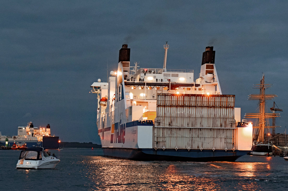 NILS HOLGERSSON am Abend des 15.07.2016 beim Verlassen des Hafens von Lübeck-Travemünde. Das zur TT-Line gehörende Fährschiff läuft im Kielwasser der zur Finnlines gehörenden FINNTRADER. Rechts ist die Viermastbark PASSAT zu sehen.
