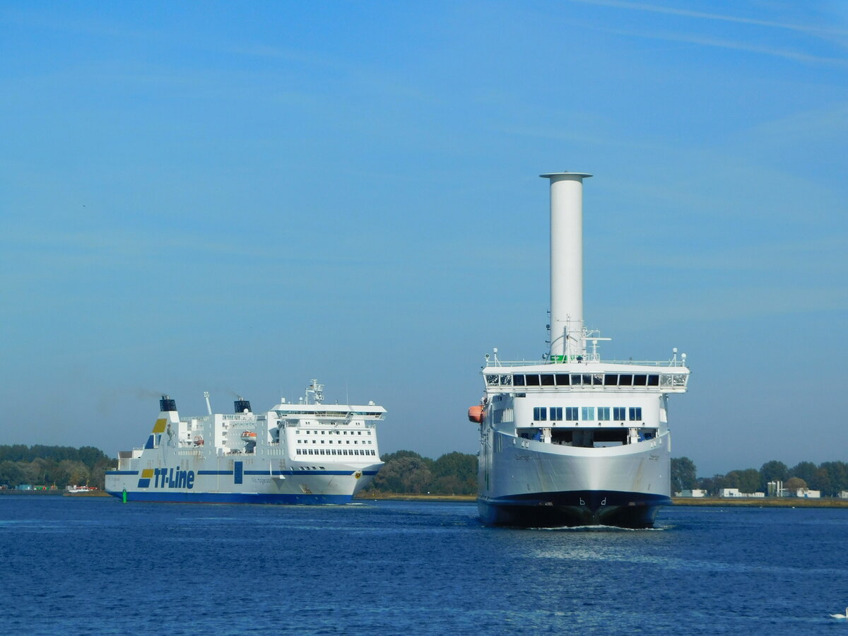 NILS HOLGERSSON und COPENHAGEN (v. l. n. r.) von TT-Line bzw. Scandlines, Seehafen Rostock, 09.10.21