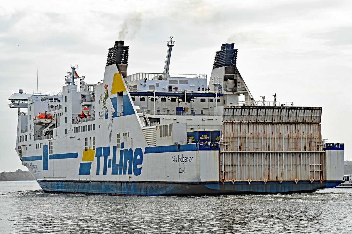 NILS HOLGERSSON (IMO 9217230) Lübeck-Travemünde auslaufend. Aufnahme vom 10.05.2018