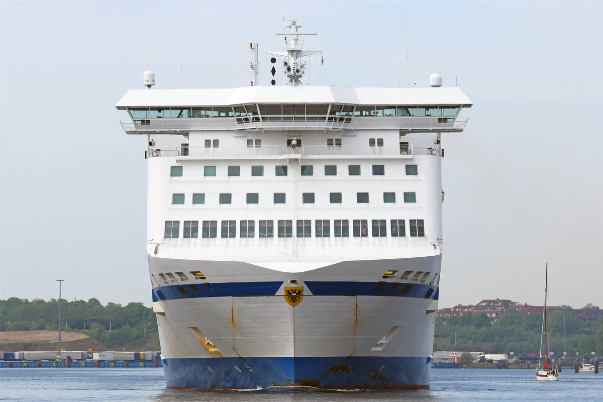 NILS HOLGERSSON (IMO 9217230) Lübeck-Travemünde auslaufend. Aufnahme vom 10.05.2018