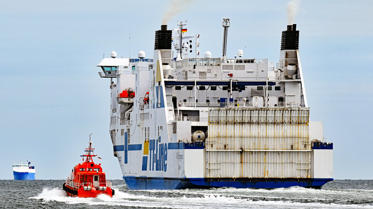 NILS HOLGERSSON (IMO 9217230, TT-Line) hat Lübeck-Travemünde verlassen und steuert nun auf der Ostsee dem nächsten Zielhafen (Rostock) entgegen. Links im Bild: das Lotsenversetzboot STEIN und das Travemünde anfahrende Fährschiff JUTLANDIA SEA. Aufnahme vom 20.03.2021