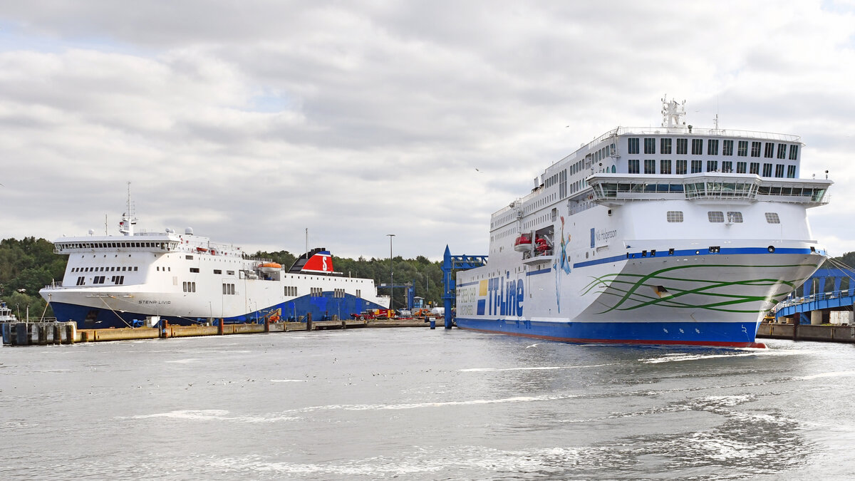 NILS HOLGERSSON (IMO 9865685, TT-Line) und STENA LIVIA am 22.07.2022 beim Skandinavienkai in Lübeck-Travemünde