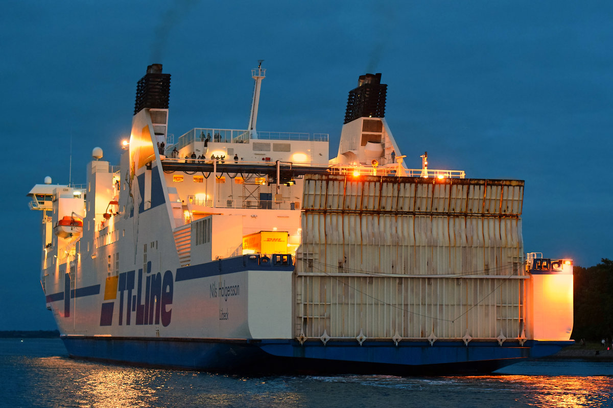 NILS HOLGERSSON (TT-Line) verlässt am Abend des 15.07.2016 den Hafen von Lübeck-Travemünde