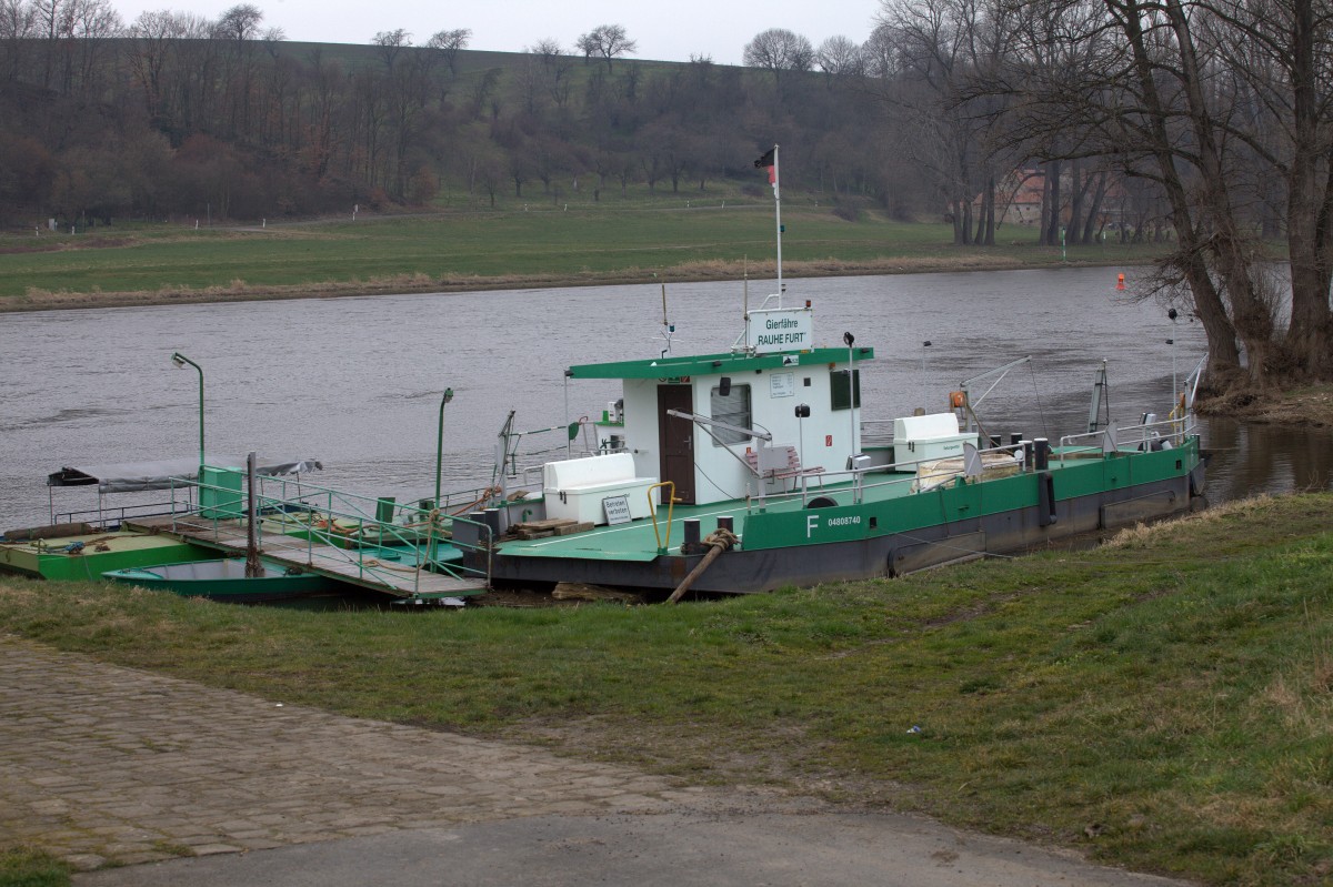 Noch hat die Gierseilfähre  Rauhe Furth  Winterruhe.13.03.2016 11:58 Uhr
Elbe, Nähe Klein Zadel.