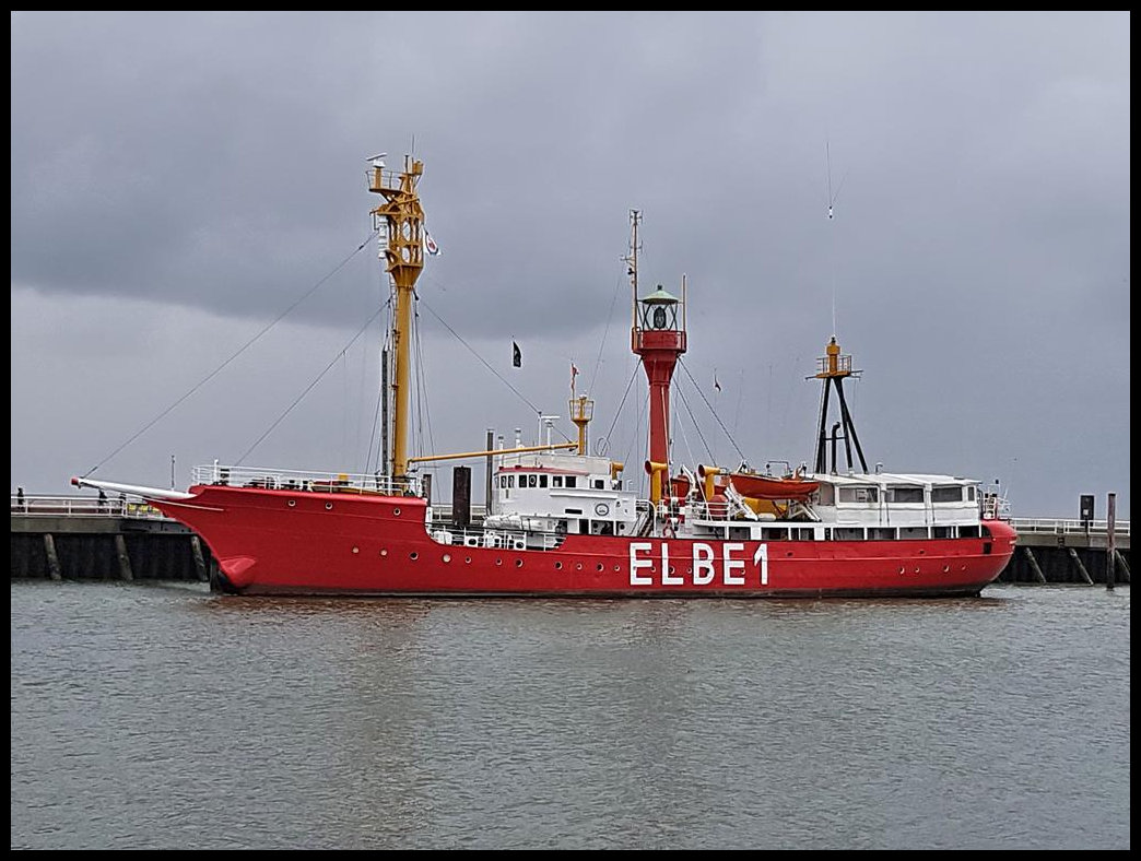 Noch Wochen zuvor hatte ich bei einem Besuch in Cuxhaven das Museumsschiff Elbe 1 vermisst. Am 17.8.2021 lag es wieder an seinem gewohnten Liegeplatz im Hafen von Cuxhaven.