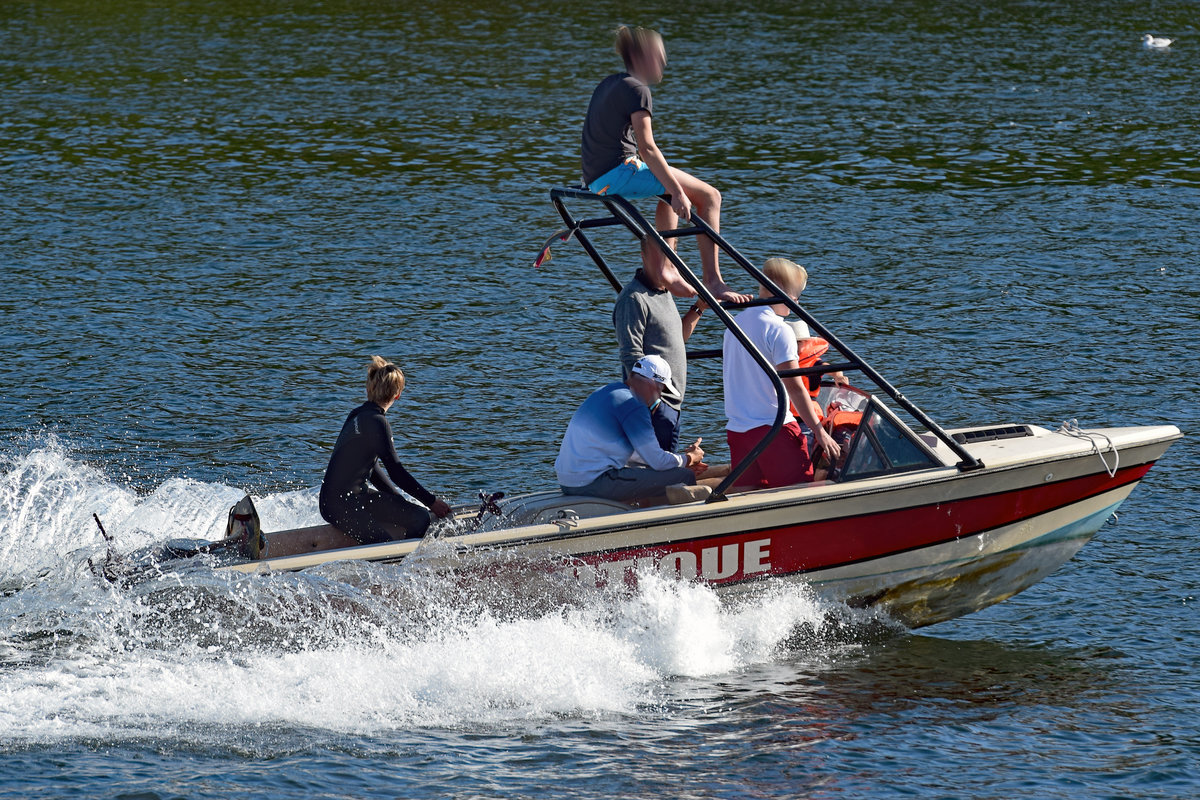 Nochmal  Gas  geben und Spass haben, bevor die diesjährige Saison zu Ende geht - Sportboot auf der Trave unweit Lübeck-Schlutup. Aufnahme vom 20.09.2020