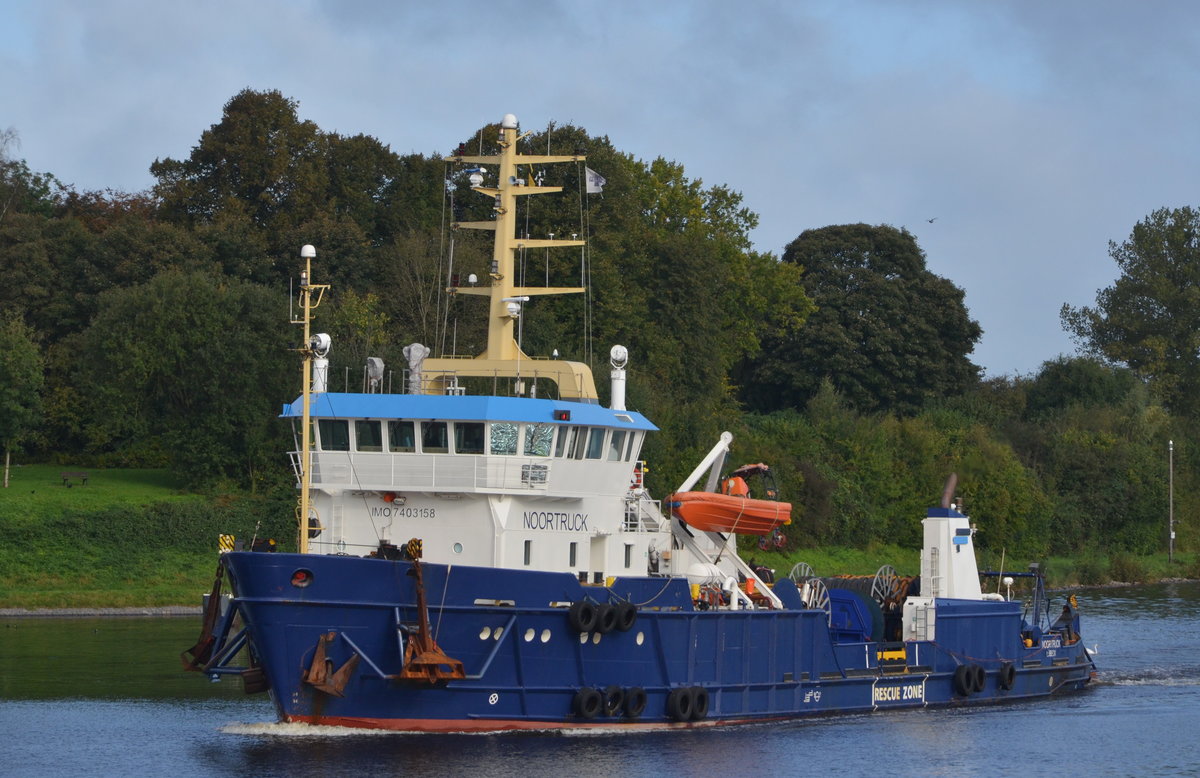 Noortruck, Heimathafen Lübeck, Neuer Einsatzort wird das Baufeld für den Offshore-Windpark-Butendiek sein.  IMO 7403158, aus Vos Mariner wurde nach Umbau Moortruck. Am 06.10.17 bei Schachtaudorf am NOK.