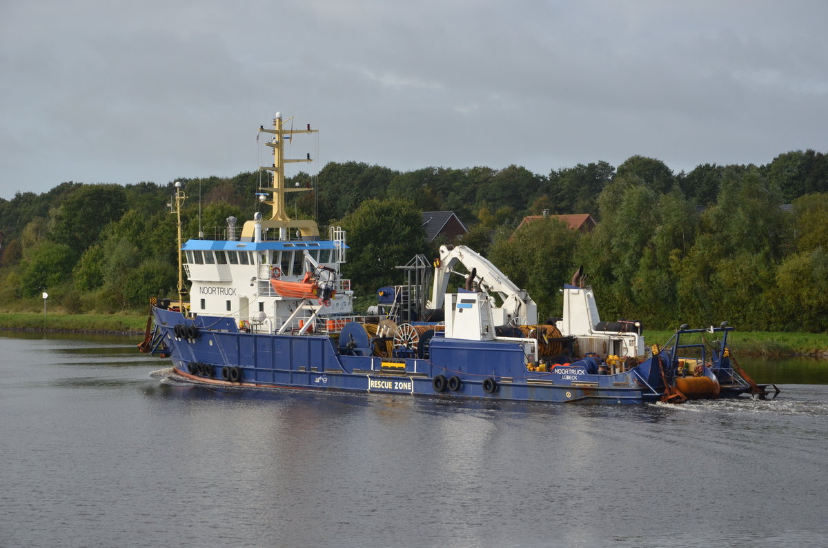 Noortruck, Heimathafen Lübeck, Neuer Einsatzort wird das Baufeld für den Offshore-Windpark-Butendiek sein.  IMO 7403158, aus Vos Mariner wurde nach Umbau Moortruck. Am 06.10.17 bei Schachtaudorf am NOK.