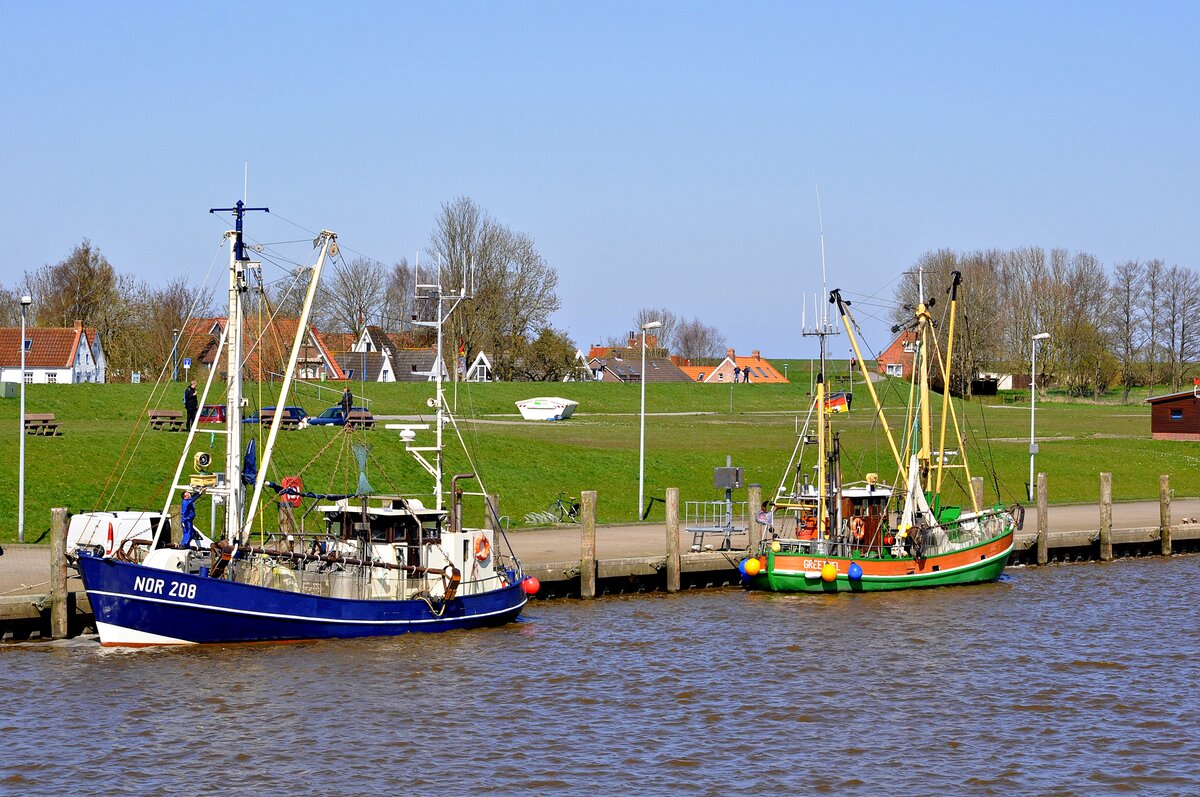 NOR 208 (ERIKA) (Krabbenkutter, Deutschland, Mmsi: 211484000) und ein unbekannter Krabbenkutter (Greetsiel, 11.04.2016).