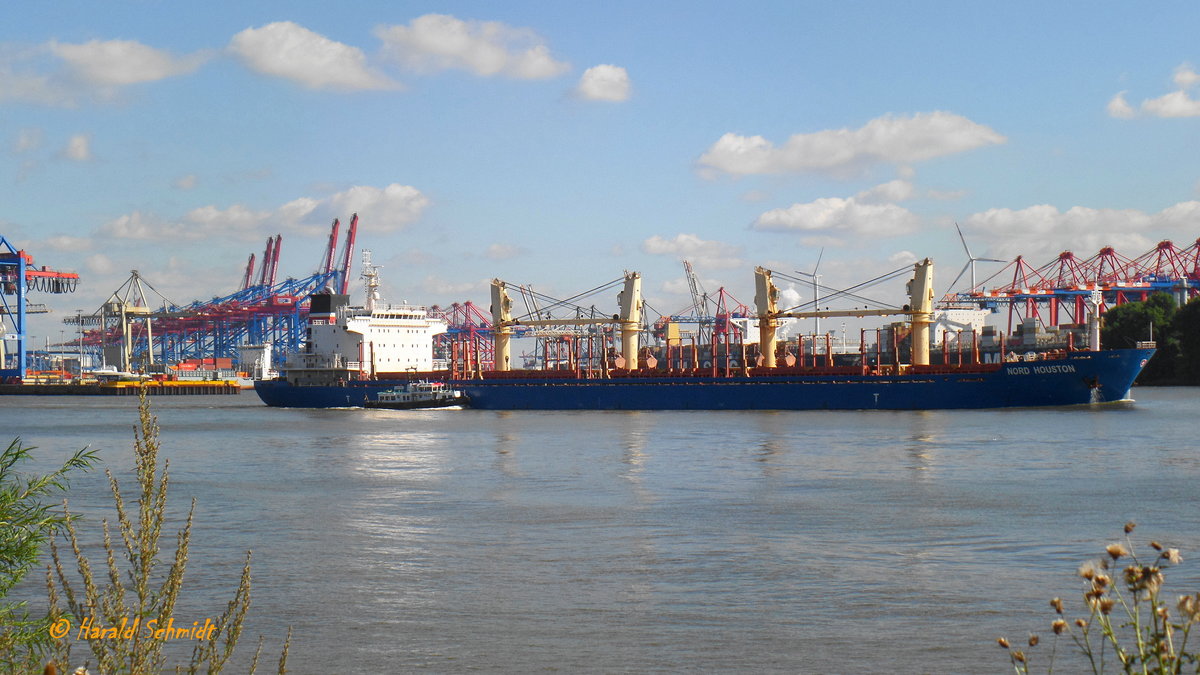 NORD HOUSTEN (IMO 9543251) am 16.8.2016, Hamburg auslaufend, Elbe Höhe Nienstedten /
Massengutfrachter / BRZ 20.924 / Lüa 179,9 m, B 28,4 m, Tg 10,15 m / 1 Diesel, 6.569 kW (8.934 PS), 13,7 kn / gebaut 2011 bei Nanyang ship Engineering, Jangmen, China  / Eigner: Norden Shipping Singapore, Singapur  / Flagge: Singapur /
