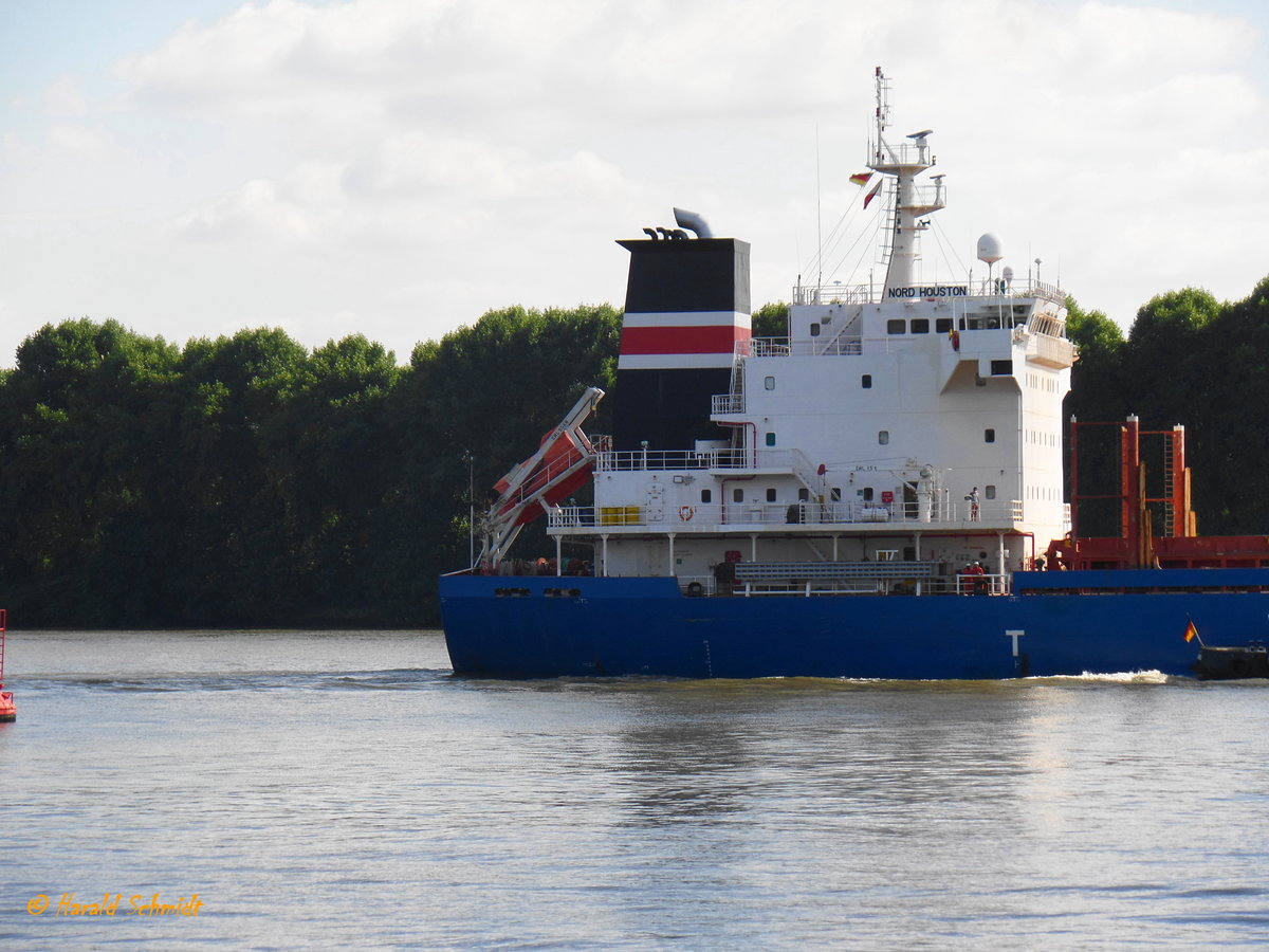 NORD HOUSTEN (IMO 9543251) am 16.8.2016, Schornsteinmarke, Hamburg auslaufend, Elbe Höhe Nienstedten /
Massengutfrachter / BRZ 20.924 / Lüa 179,9 m, B 28,4 m, Tg 10,15 m / 1 Diesel, 6.569 kW (8.934 PS), 13,7 kn / gebaut 2011 bei Nanyang ship Engineering, Jangmen, China  / Eigner: Norden Shipping Singapore, Singapur  / Flagge: Singapur /

