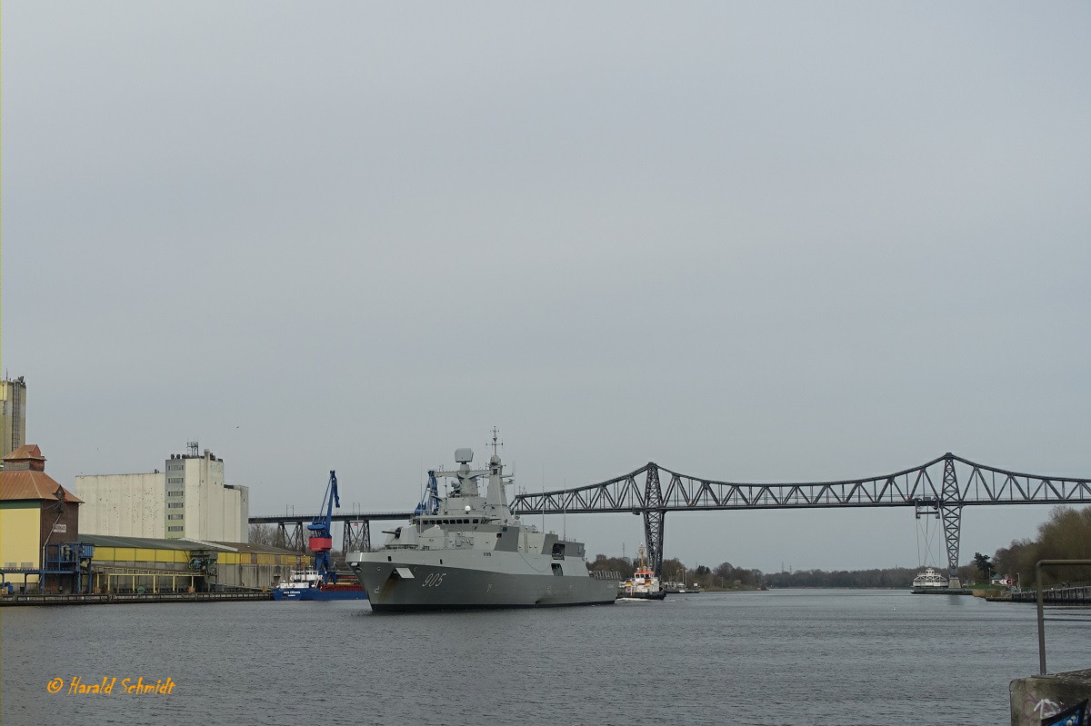 Nord Ostsee Kanal am 10.4.2023 Höhe Hafen Rendsburg mit einem Teil der Eisenbahnhochbrücke und aufkommendem Fregattenneubau von Kiel kommend  /