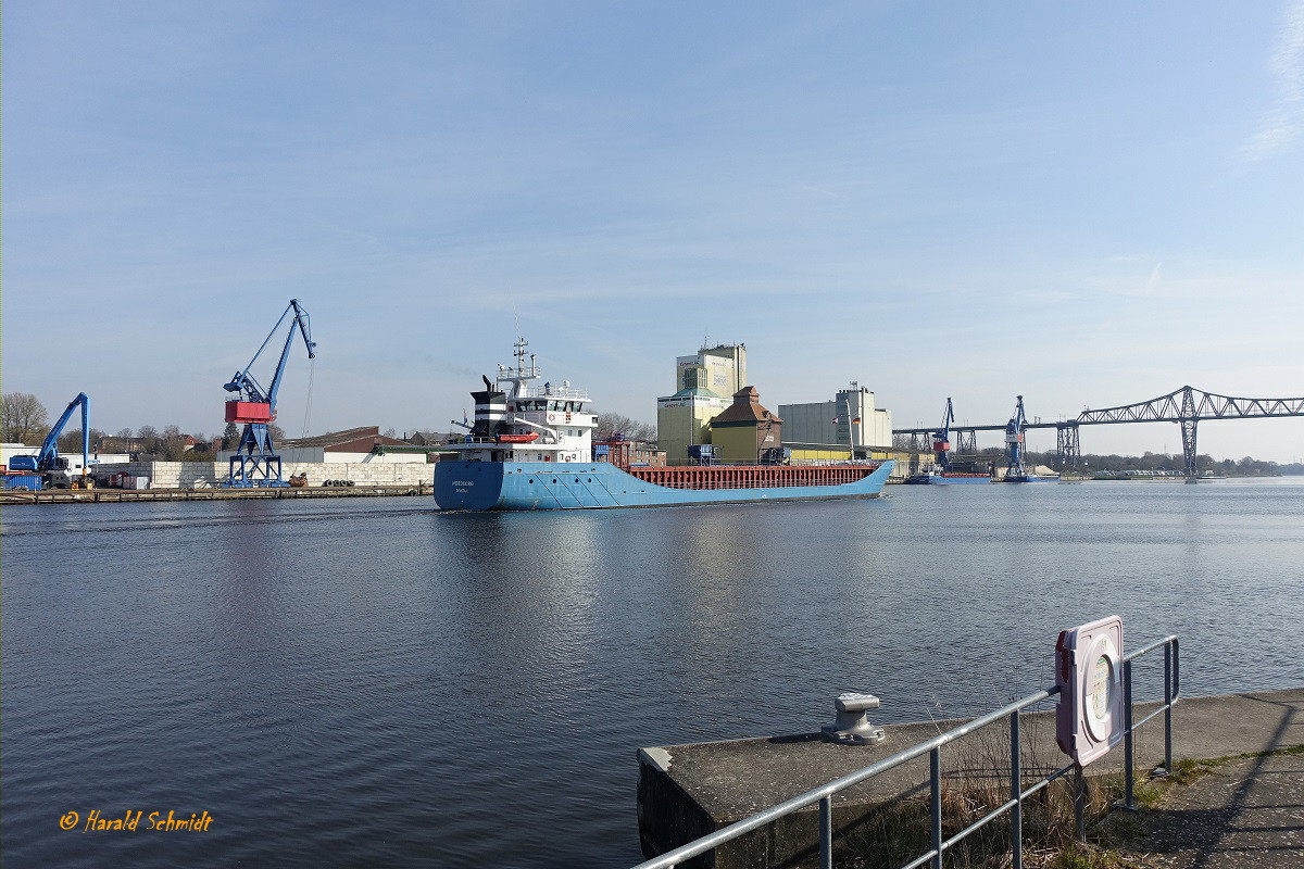 Nord Ostsee Kanal am 10.4.2023 Höhe Hafen Rendsburg mit einem Teil der Eisenbahnhochbrücke und dem Mehrzweckfrachter NORDBORG Richtung Kiel/Ostsee fahrend  /