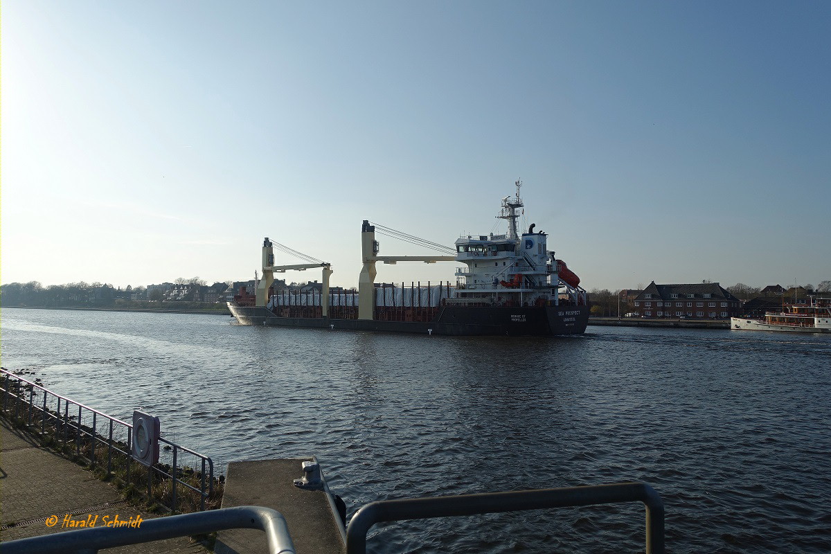 Nord Ostsee Kanal am 10.4.2023 Höhe Hafen Rendsburg mit dem nach Brunsbüttel laufenden, tief abgeladenen Mehrzweckfrachter SEA PROSPECT /