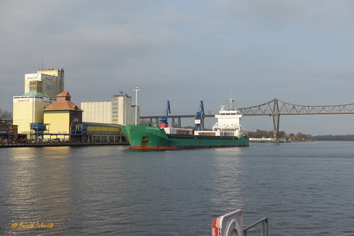 Nord Ostsee Kanal am 9.4.2023 Höhe Hafen Rendsburg mit einem Teil der Eisenbahnhochbrücke und dem aufkommenden Mehrzweckfrachter  LONGWOOD Richtung Brunsbüttel fahrend  /