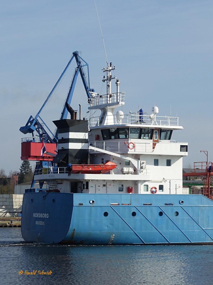 NORDBORG (IMO 9148180)am 10.4.2023 im NOK Höhe Hafen Rendsburg, Detail: Aufbau mit Schornstenmarke „Wagenborg Shipping B.V., Delfzijl „ /
Ex-Namen: 1999-01.2006 Thalassa, 01/2006-12/2006 Liamare,  12/2006-01/2015 Nordgard /
Mehrzweckfrachter / BRZ 2.780 / Lüa 89,25 m, B 13,3 m, Tg 5,62 m / 1 Diesel, MaK 6M25, 1.823 kW (2478 PS),  14 kn / 208 TEU / gebaut 1999 bei  Scheepswerf Peters BV, Kampen, NL  / Eigner: Scheepvaartonderneming 'NORDBORG' B.V., Delfzijl, NL , Manager: Wagenborg Shipping B.V., Delfzijl, NL / Flagge: Die Niederlande, Heimathafen: Delfzijl  /

