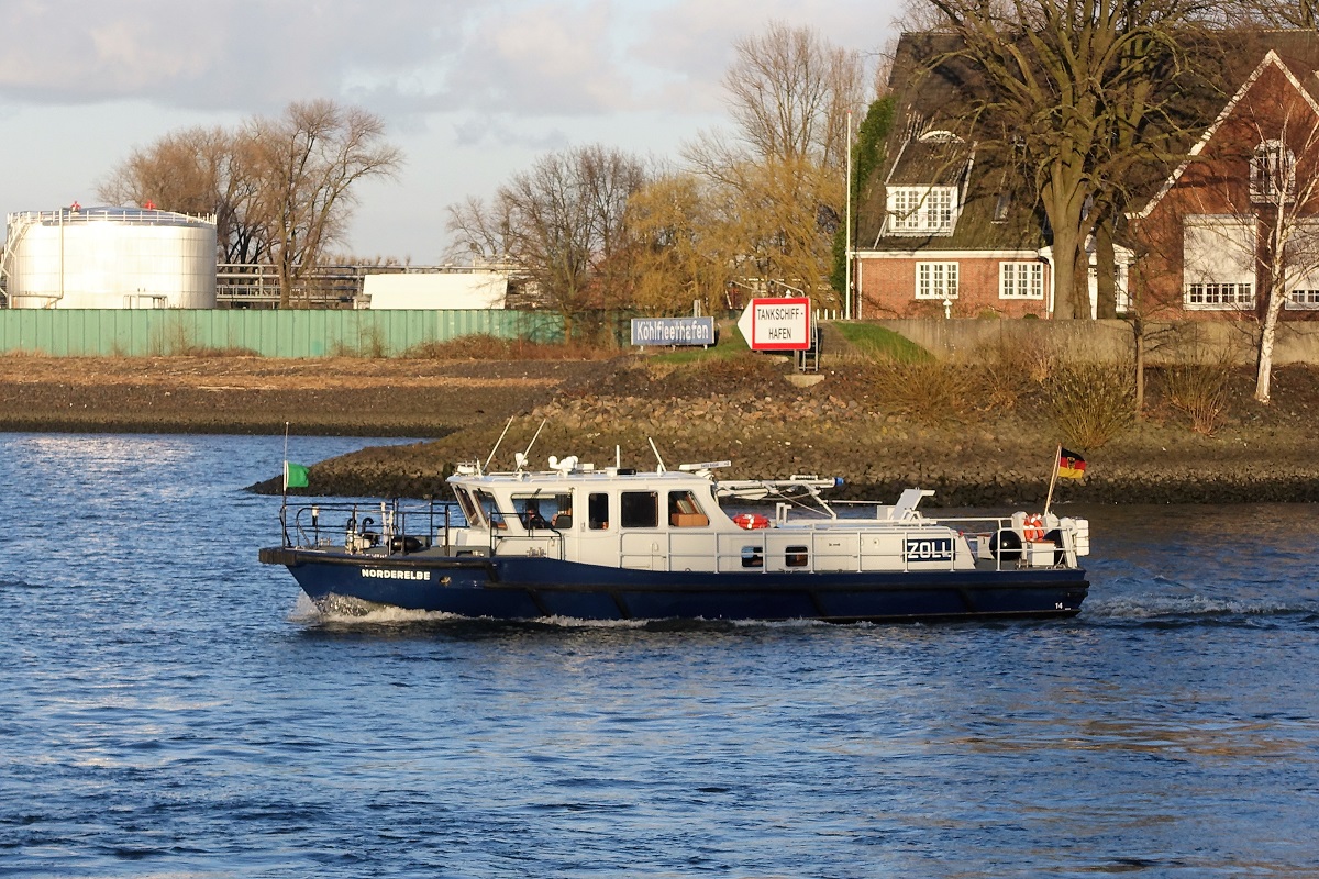 NORDERELBE am 19.3.2019, jetzt mit blauem Rumpf, Hamburg, Köhlfleethafen / 
Zollboot / Lüa 17 m, B 4,2 m, Tg 1,1 m / 2 Diesel, ges. 630 kW (856 PS), 23 kn  / gebaut 1980 bei Ernst Menzer, HH-Bergedorf  /