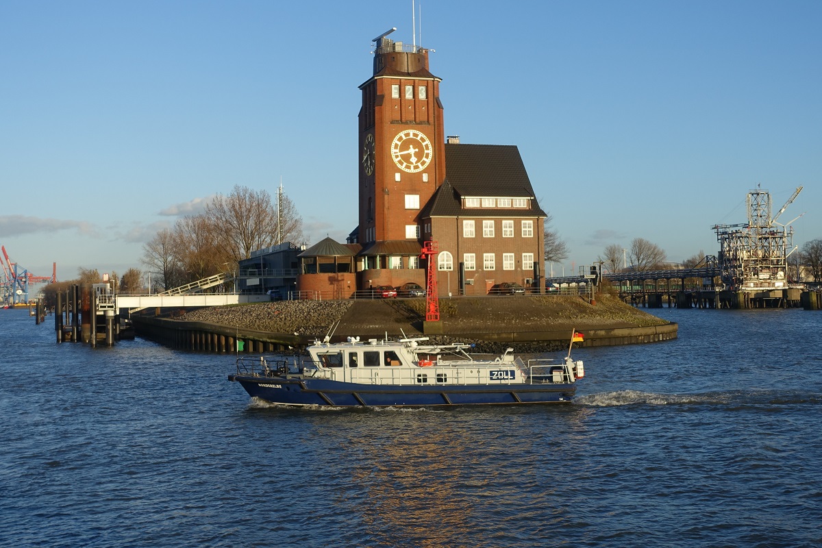 NORDERELBE am 19.3.2019, jetzt mit blauem Rumpf, Hamburg, bei der Einfahrt vom Köhlfleet in die Elbe vor der Lotsenstation Seemannshöft in Waltershof / 
Zollboot / Lüa 17 m, B 4,2 m, Tg 1,1 m / 2 Diesel, ges. 630 kW (856 PS), 23 kn  / gebaut 1980 bei Ernst Menzer, HH-Bergedorf  /