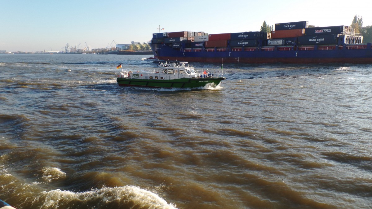 NORDERELBE am 4.11.2015, Hamburg, Elbe Höhe Neumühlen / 
Zollboot / Lüa 17 m, B 4,2 m, Tg 1,1 m / 2 Diesel, 630 kW (856 PS), 23 kn  / gebaut 1980 bei Ernst Menzer, HH-Bergedorf  /
