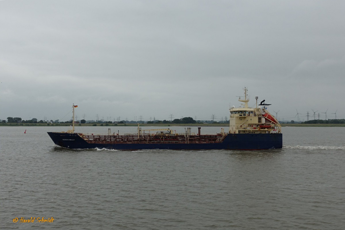 NORDIC NELLY (IMO 9130808) am 14.7.2019, Hamburg auslaufend, Elbe Höhe Haseldorfer Marsch Ex Namen: CLIPPER NELLY (2007-03.2010) NELLY WONSILD (01.2004-03.2007) BRO NELLY (02.2000-12.2003) UNITNELLY (1997-02.2000) Chemikalien- + Produktentanker / BRZ 4.137 / Lüa 99,75 m, B 16,43 m, Tg 6,7 m / 1 Diesel, MAN-B & W 6 L 32/40, 2.640 kW (3.590 PS), 12 kn / gebaut 1997 in Valencia, Spanien / Flagge: Dänemark, Heimathafen Kopenhagen /